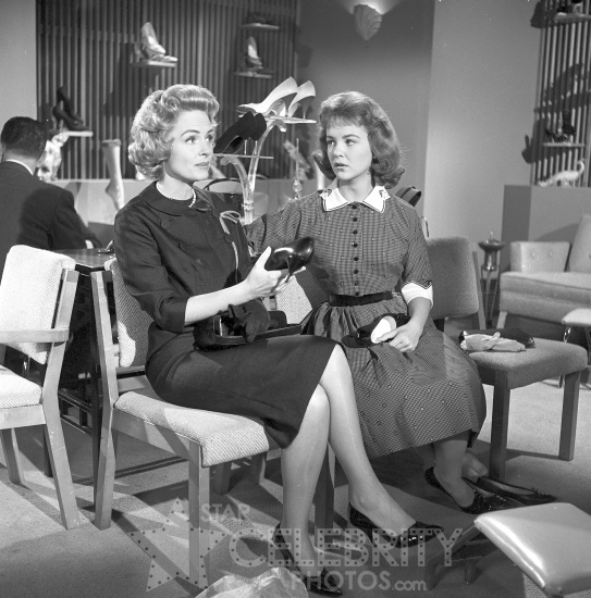 Donna reed & Shelley Fabares - Sitcoms Online Photo Gallerie The_Donna_Reed_Show_PHOTO_0751_Donna_Reed_Shelley_Fabares.