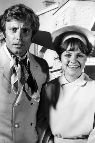 Alejandro Rey & Sally Field - Sitcoms Online Photo Galleries